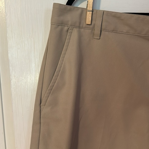 Izod Golf  Classic Flat Front Tan Shorts Size 33 100% polyester - Picture 3 of 8